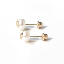 Load image into Gallery viewer, Pearl Stud with Butterfly
